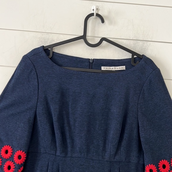 Trina Turk Size 6 Sheath Jersey Empire Waist Red Embroidered Daisy Sleeve - Picture 6 of 16